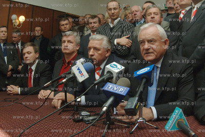 W Redzikowie k/Slupska spotkali sie Leszek Miller,...