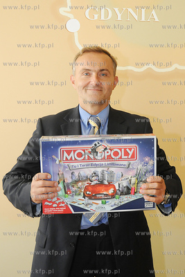 Gdynia znalazla sie na planszy gry MONOPOLY. Nz. Wojciech...