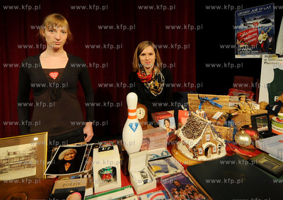 Gdynia. XVII Final WOSP. Gdynska licytacja fantow,...