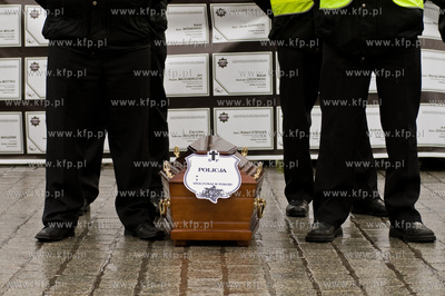 Krakow. Protest sluzb mundurowych przeciwko projektowi...