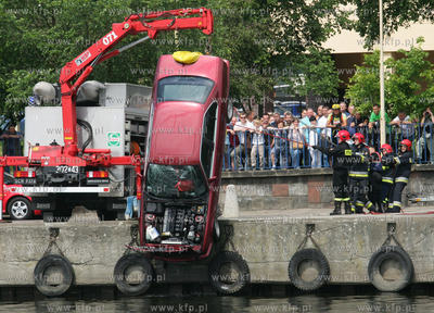 Szczecin. Od wczesnych godzin rannych sluzby ratownicze...