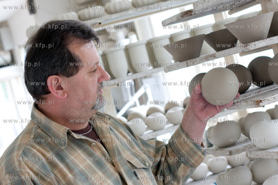 Chmielno. Zaklad Ceramiczny Genius. Nz. Eugeniusz Trowski,...
