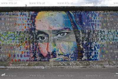 Berlin. East Side Gallery jest pomnikiem dla wolnosci...