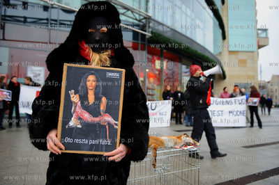 Gdansk. Wejscie do CH Galeria Baltycka. Manifestacja...