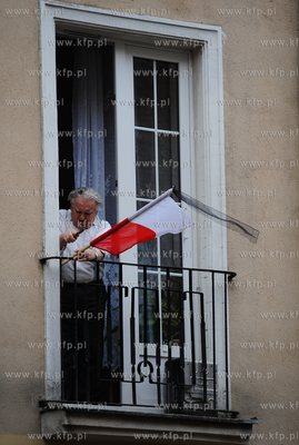Gdansk. Na ulicach miasta na znak zaloby, flagi panstwowe...