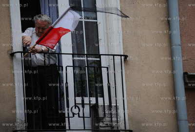Gdansk. Na ulicach miasta na znak zaloby, flagi panstwowe...