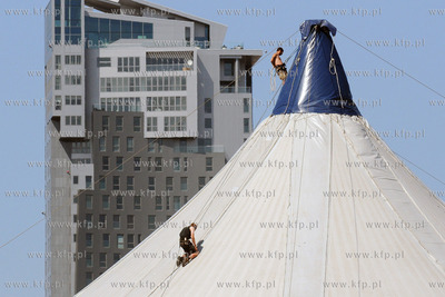 Na plazy w Srodmiesciu Gdynitrwa montaz gigantycznego...