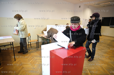 Wybory samorzadowe 2010. Lokal wyborczy w budynku Zespolu...