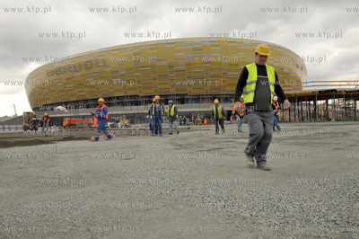 Prace wykonczeniowe na miesiac przed meczem inauguracyjnym...