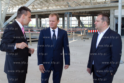 Premier Donald Tusk wizytuje budowe terminala T2 Portu...