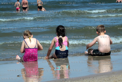 Wakacyjny wypoczynek na plazy w Kolobrzegu.
07.07.2011
fot....