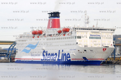 Prom Stena Spirit doplywa do przystani promowej Stana...