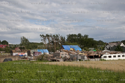 W wyniku trąby powietrznej, która przeszła nad ...