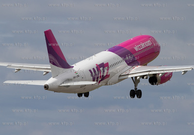 Gdansk,Rebiechowo. Nz. Airbus 320 linii Wizzair.
02.09.2012
fot....