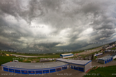 Nad lotniskiem im. Lecha Walesy przeszla gwaltowna...