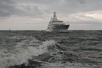 W gdanskim porcie, przy nabrzezu Obroncow Westerplatte,...