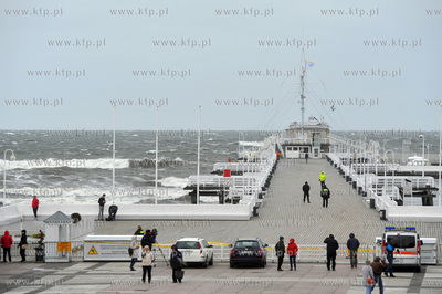 Sopot. Zatoka Gdanska. Sztorm. Na zdjeciu Molo zamkniete...