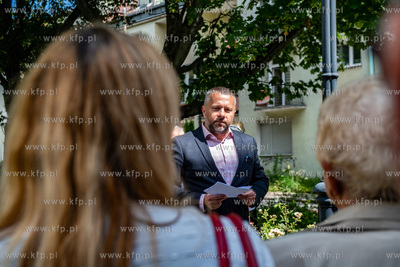 Uroczystości złożenia kwiatów pod pomnikiem Pamięci...