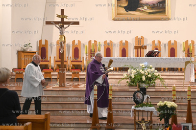 Rodzina, przyjaciele i znajomi pożegnali podczas mszy...