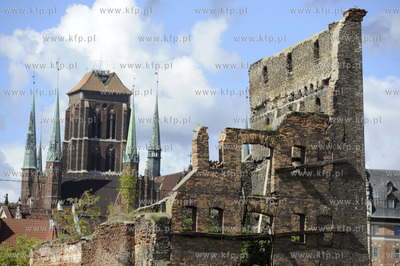 Ruiny na Wyspie Spichrzow w Gdansku. W tle Kosciol...