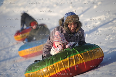 Zimowe szalenstwo w Wiezycy. Zjazd na nadmuchanej detce.
4.01.2009
fot....