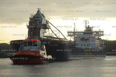 Do Gdańska przyplynal statek BULKNES z kruszywem pod...