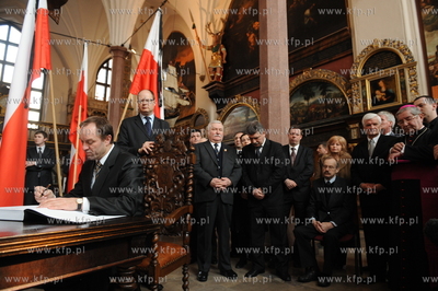 Po katastrofie lotniczej, w ktorej zginela  m.in. para...