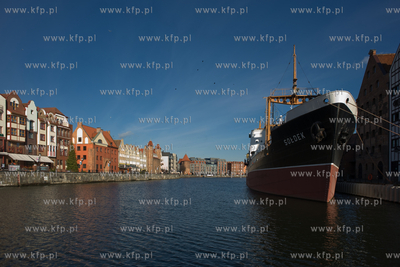 Gdanska starowka. Widok na zabytkowy statek-muzeum...