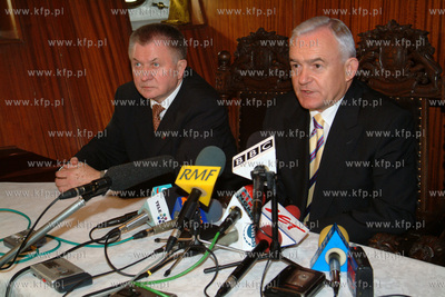 Konferencja prasowa premiera Leszka Millera na pokladzie...