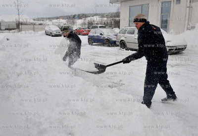 Obfite opady sniegu w Gdansku. Nz. Pracownicy firmy...