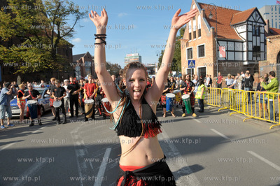 Gdansk. ul. Podmlynska. Parada z udzialem bebniarzy,...