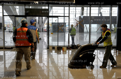 Gdansk, Rebiechowo. Prace wykonczeniowe terminala T2...