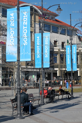 Sopot. Na placu Przyjaciol Sopotu i okolicach widac,...