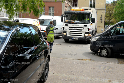 Smieciarka z problemami wjezdza na podworko na ul....