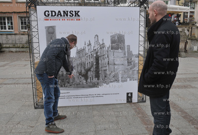 Wystawa Gdansk miasto od nowa na Dlugim Targu. Zdjęcia...