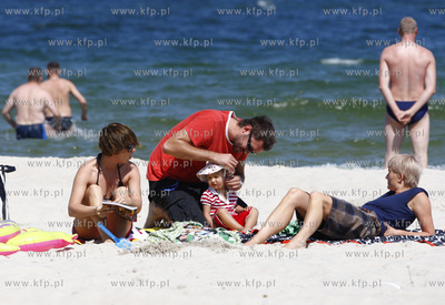 Polwysep helski. Marcin Prokop nad morzem z coreczka.
23.07.2008
fot....
