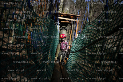 Gdansk. Park linowy w oliwskim zoo.
18.04.2010
fot....