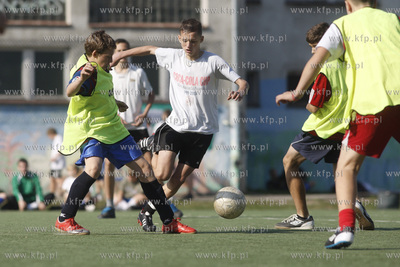 Gdansk Zaspa. Pilkarski turniej dzikich druzyn Do przerwy...