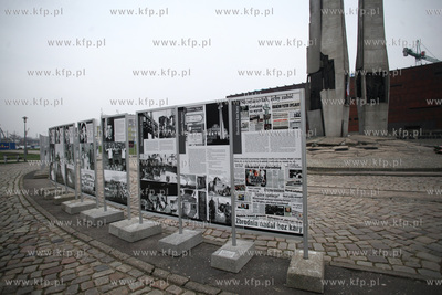 Gdansk. Plac Solidarnosci. Wystawa poswiecona wydarzeniom...