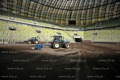 Wymiana murawy na stadionie pilkarskim PGE Arena w...