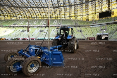 Wymiana murawy na stadionie pilkarskim PGE Arena w...