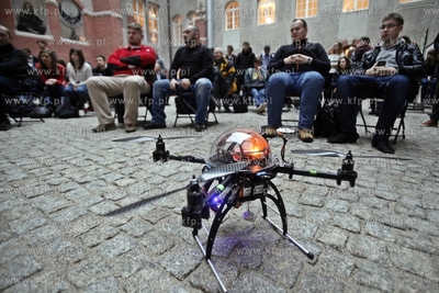 Bezplatny kurs obslugiwania dronow na dziedzincu Jana...