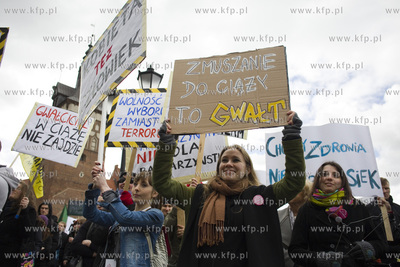 Gdańsk. Targ Węglowy. Wiec sprzeciwu wobec zaostrzania...