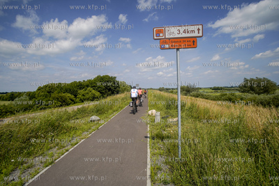 Trawa rowerowa Euro Velo 9 biegnąca wałem Wisły...