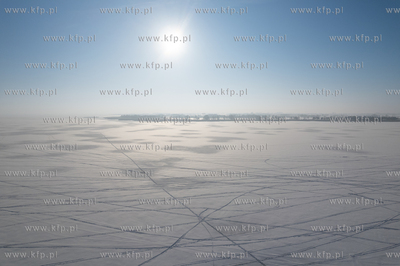 Zima na Mierzei Wiślanej. Widok na zamarznięty Zalew...