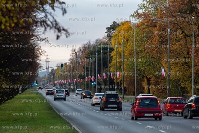 Gdańsk. Al. Zwycięstwa. Flagi z okazji 101. rocznicy...