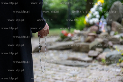 Sopot. Złożenie kwiatów pod krzyżem papieskim w...