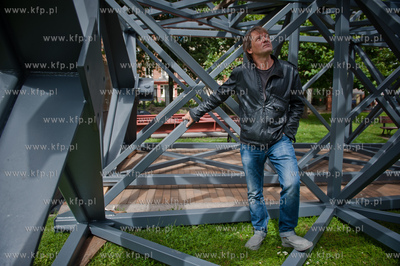 Gdansk. Skwer przy Wielkim Mlynie. Montaz instalacji...