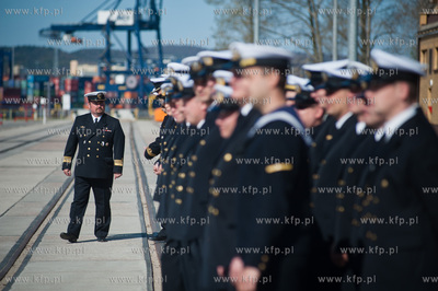 Gdynia. Oksywie. Port Marynarki Wojennej. Powrot niszczyciela...