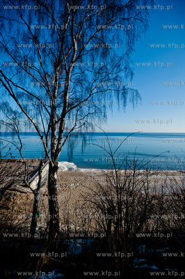 Sloneczny, zimowy dzien na plazy w Gdyni.
08.02.2014
fot....